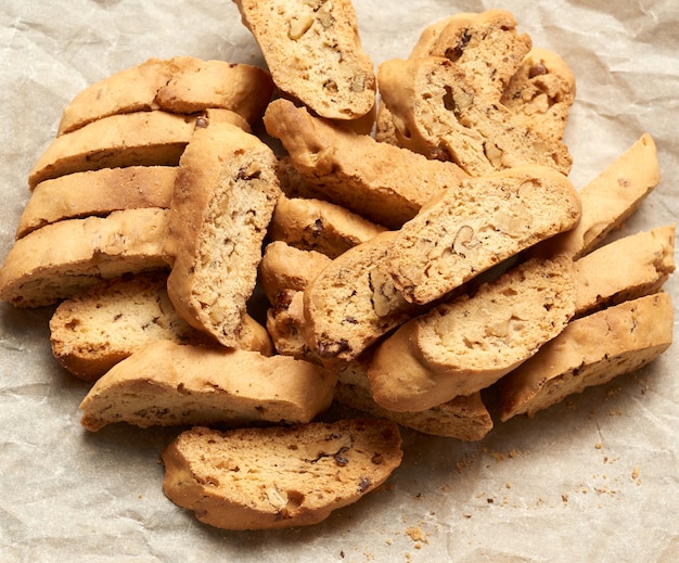 Pezzi di biscotti italiani al forno di biscotti di natale su una carta sgualcita marrone