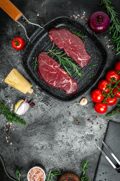 Pezzi di bistecca di scamone cotta con spezie serviti sulla griglia Bistecca di manzo marmorizzato Black Angus Bistecca di rampa di manzo cruda vista dall'alto