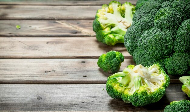 Pezzi di broccoli freschi