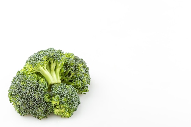 Pezzi di broccoli isolati su sfondo bianco