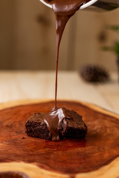 Pezzi di brownie sul tagliere di legno