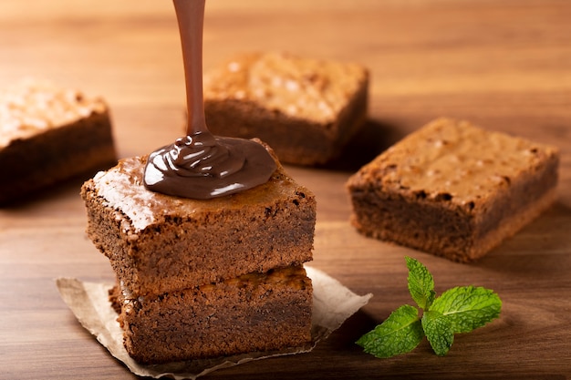 Pezzi di brownies al cioccolato sul tavolo