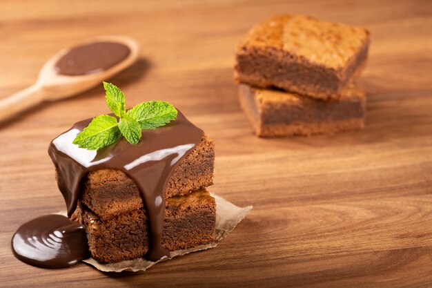 Pezzi di brownies al cioccolato sul tavolo