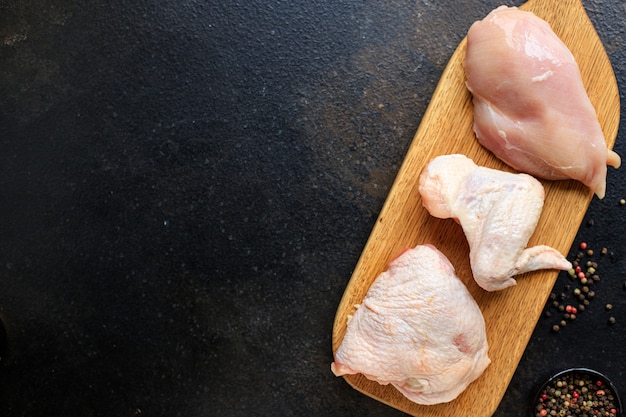 Pezzi di carne cruda di pollo di petto di carcassa di pollame, coscia, snack alette