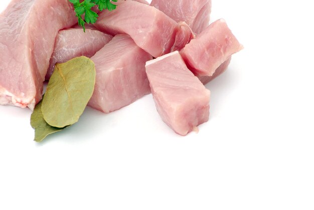 Pezzi di carne cruda fresca isolati su sfondo bianco