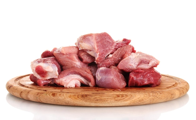 Pezzi di carne cruda su tavola di legno isolata su bianco