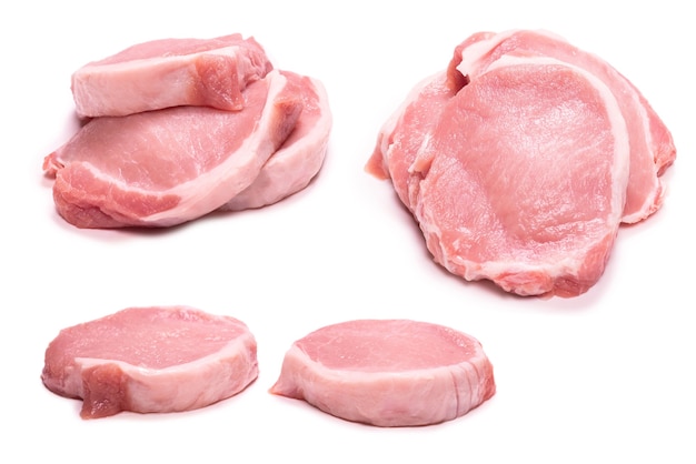 Pezzi di carne di maiale crudi isolati su sfondo bianco. Vista dall'alto.