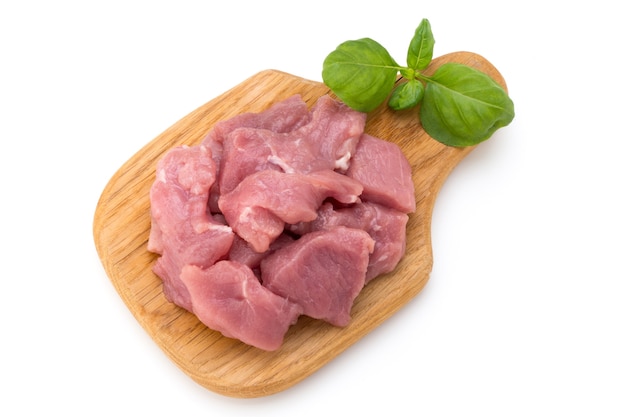 Pezzi di carne di manzo tritata cruda isolati su bianco tagliato fuori