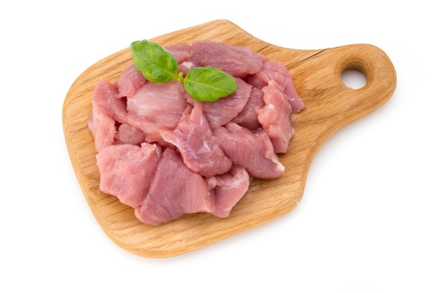 Pezzi di carne di manzo tritata cruda isolato sfondo bianco om