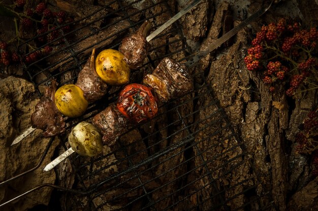 Pezzi di carne fritta al limone su uno sfondo di corteccia d'albero