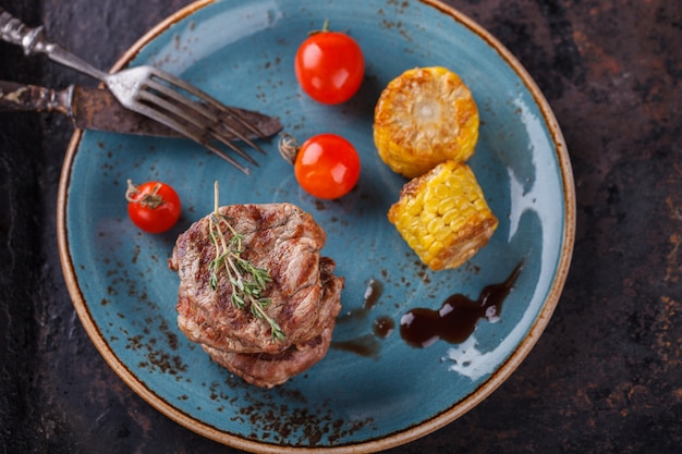 Pezzi di carne rossa, bistecche con verdure