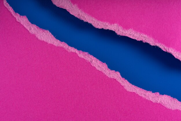 Pezzi di carta viola strappata bordi su blu