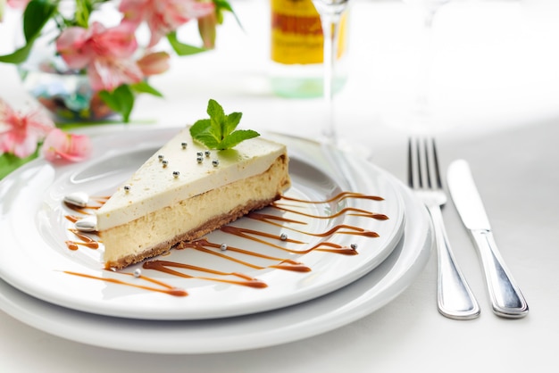 Pezzi di cheesecake fatti in casa deliziosi con la menta