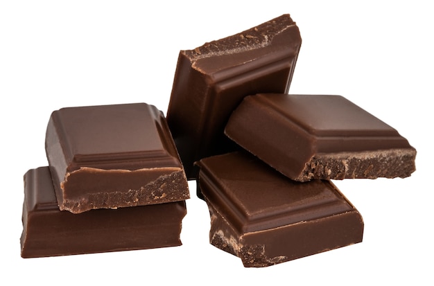 Pezzi di cioccolato al latte isolati