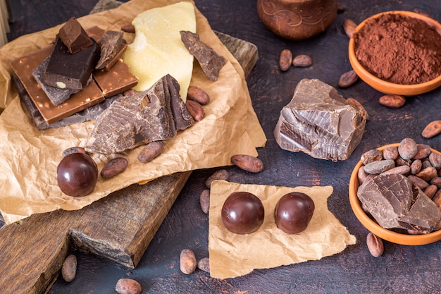 Pezzi di cioccolato, caramelle, semi di cacao, polvere di cacao.