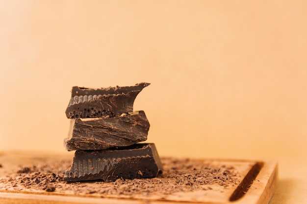 Pezzi di cioccolato e scaglie di cioccolato sul tagliere