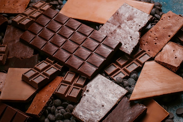 Pezzi di cioccolato fondente, bianco e al latte. Vista dall'alto