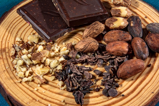 Pezzi di cioccolato fondente con nocciole