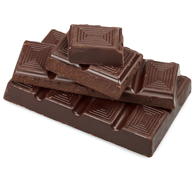 Pezzi di cioccolato fondente isolati