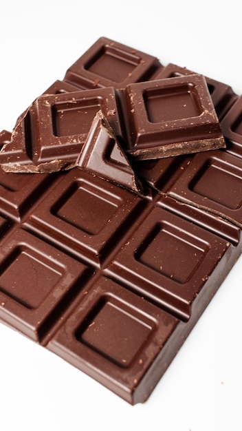 Pezzi di cioccolato fondente isolati