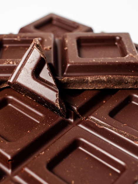 Pezzi di cioccolato fondente isolati