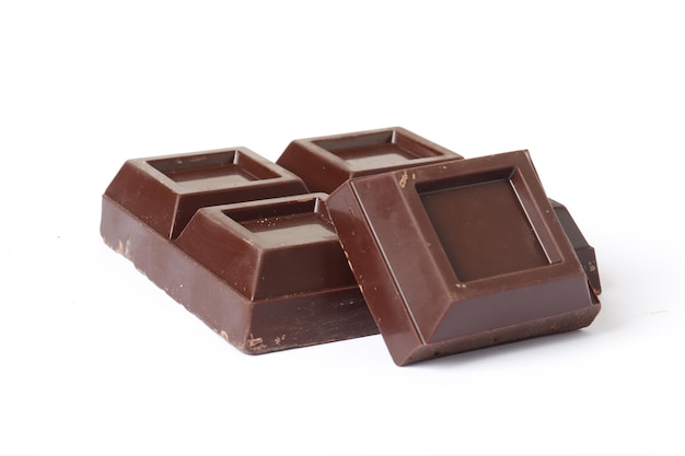 Pezzi di cioccolato fondente su sfondo bianco