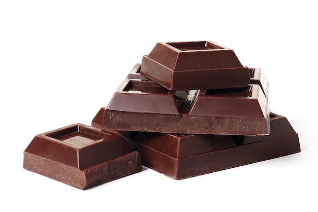 Pezzi di cioccolato fondente su sfondo bianco