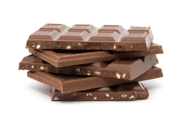 Pezzi di cioccolato isolati su bianco