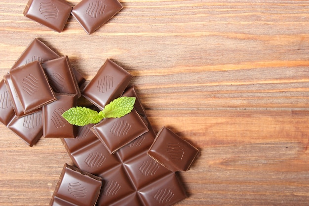 Pezzi di cioccolato sul primo piano del tavolo