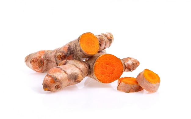 Pezzi di curcuma isolati