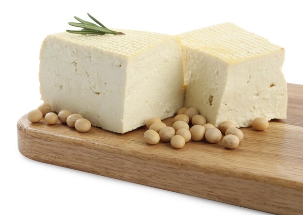 Pezzi di delizioso tofu con rosmarino e soia su sfondo bianco