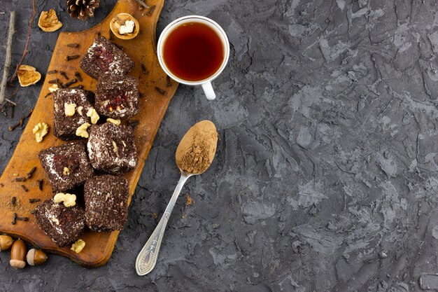 pezzi di dolci al cioccolato con cacao