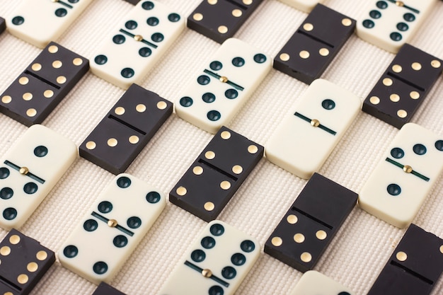 Pezzi di domino in bianco e nero