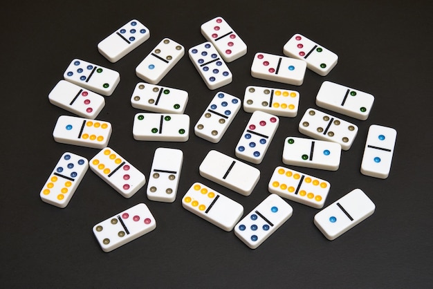 Pezzi di domino sul tavolo nero