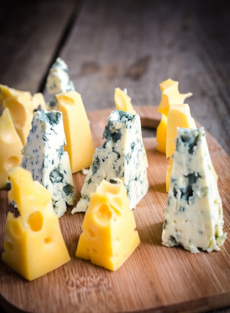 Pezzi di emmental e gorgonzola