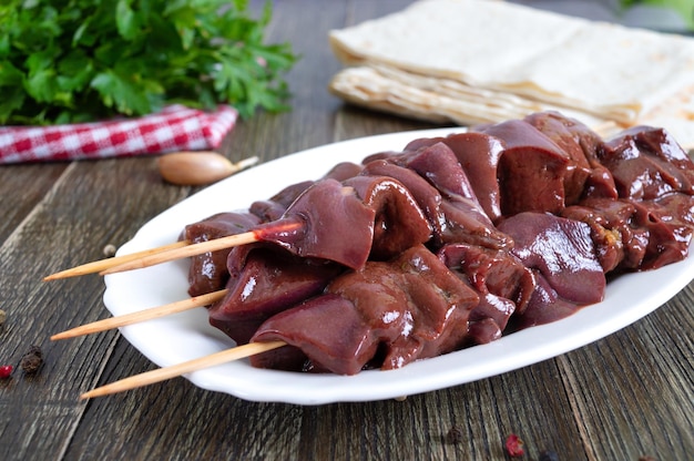 Pezzi di fegato di maiale crudo su spiedini di legno per cucinare barbecue Piatto dietetico Cucina asiatica