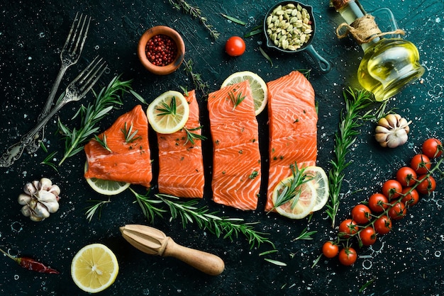 Pezzi di filetto di salmone crudo con spezie ed erbe aromatiche Alimenti con contenuto di omega 3 Spazio libero per il testo