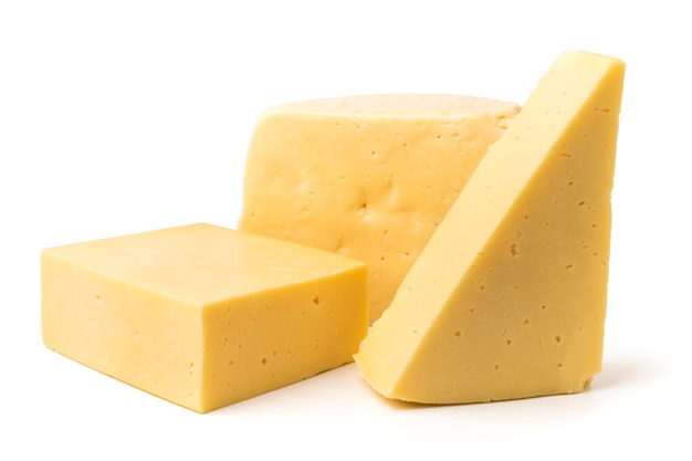 Pezzi di formaggio di diverse forme su bianco