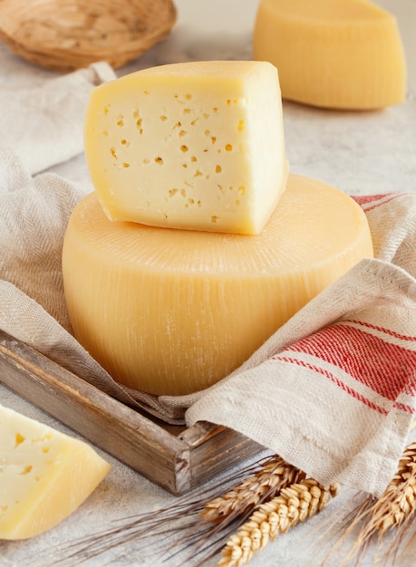 Pezzi di formaggio fresco fatto in casa su un vassoio in legno da vicino