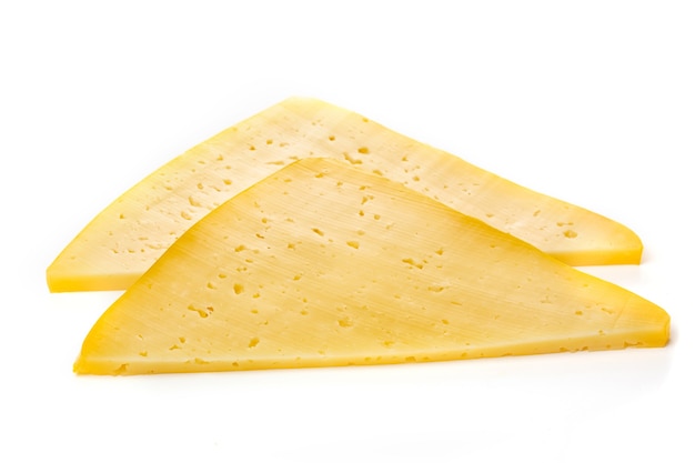 Pezzi di formaggio giallo semiduro o duro con fori isolati su sfondo bianco.