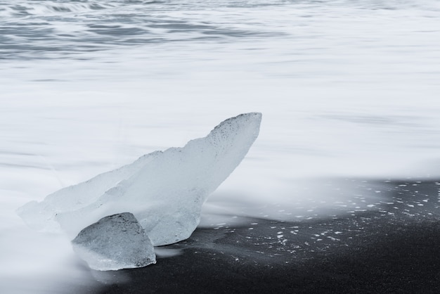 Pezzi di ghiaccio spezzati da un ghiacciaio su Diamond Beach