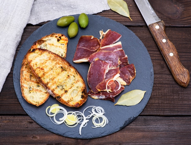 Pezzi di jamon e pane bianco fritto per un panino