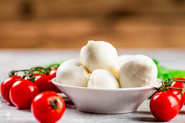 Pezzi di mozzarella in un piatto sul tavolo