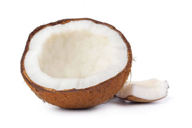 Pezzi di noce di cocco su superficie bianca
