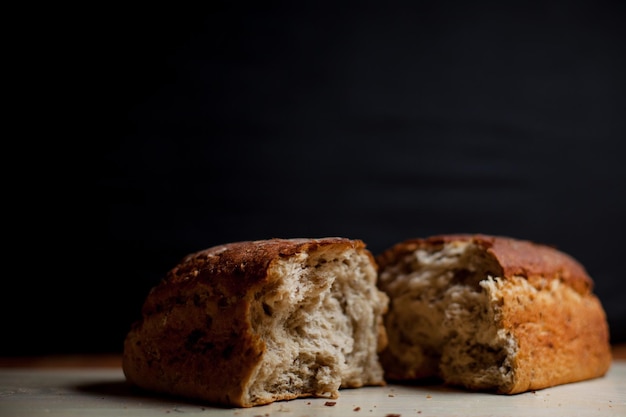 Pezzi di pane con crusca e semi, su fondo scuro. Foto ravvicinata, messa a fuoco morbida. Cibo salutare.