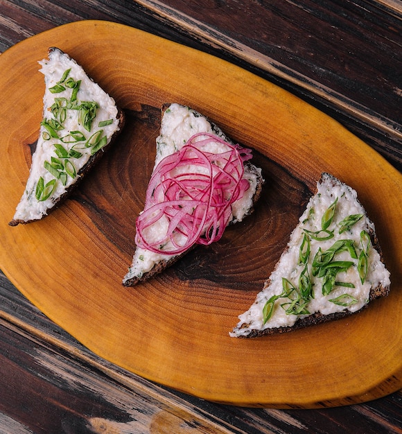 Pezzi di pane con delizioso lardo con cipolle rosse e verdi