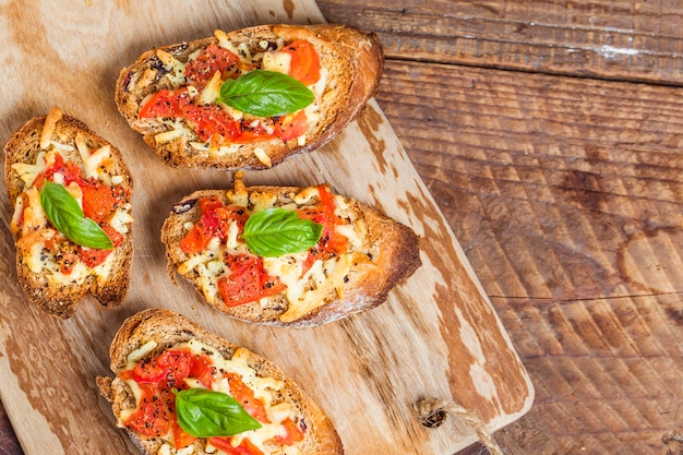 Pezzi di pane con formaggio e pomodoro