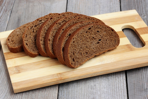 Pezzi di pane di segale su un tagliere.