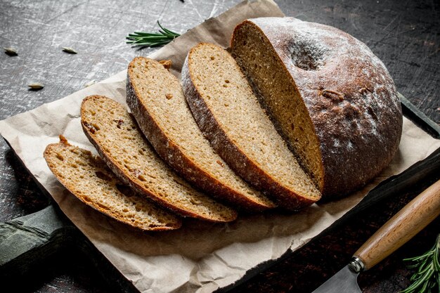 Pezzi di pane fresco fragrante