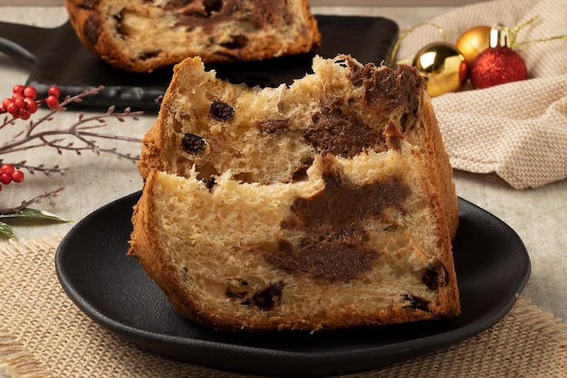 Pezzi di panettone al cioccolato Messa a fuoco selettiva